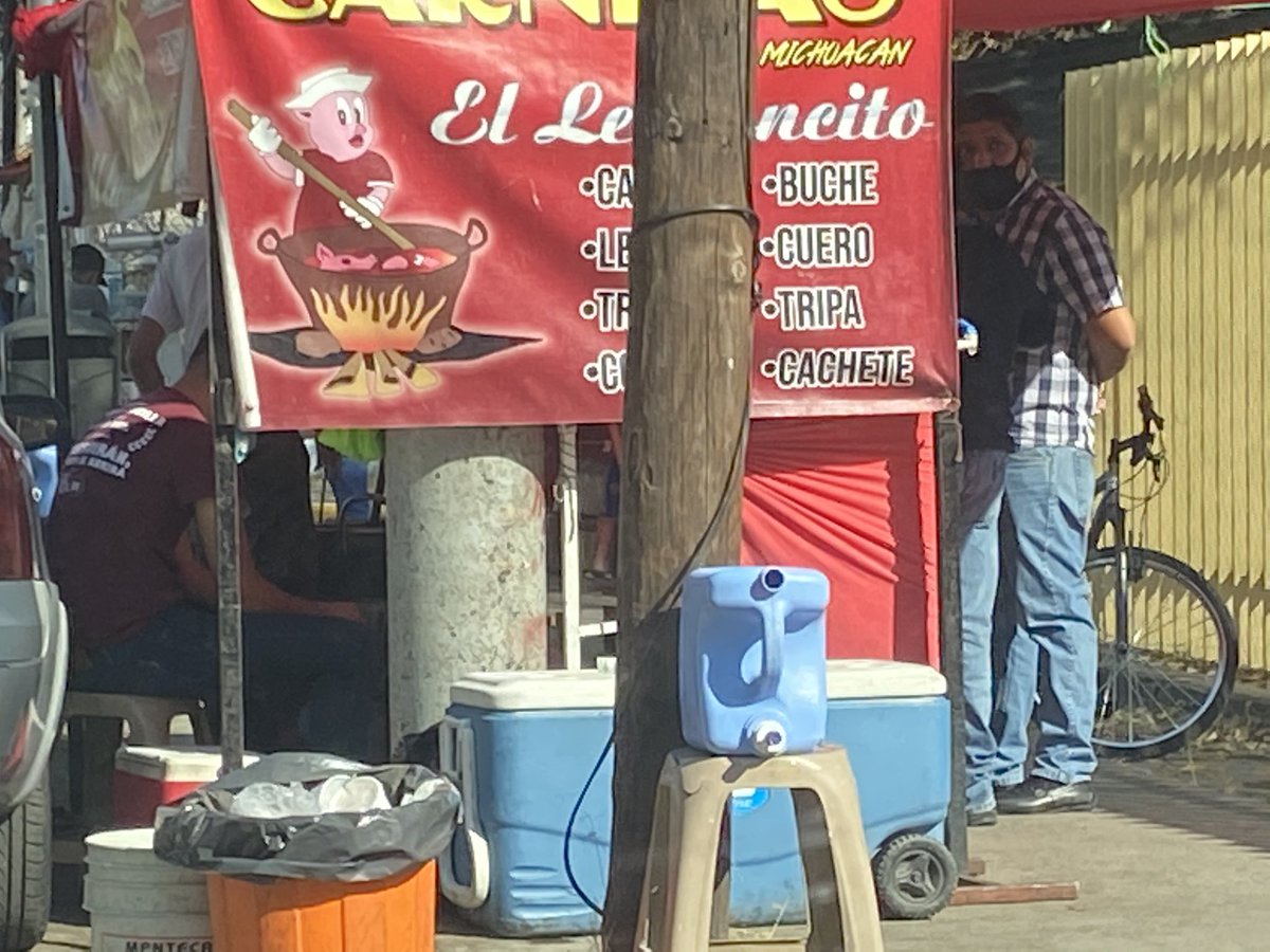 guillerminher's tweet photo. @GuadalajaraGob este puesto ocupa casi toda la banqueta, tiene un tanque de gas y no tiene estación para el lavado de manos menos gel antibacterial aparte de que es un paso de silla de ruedas ya que es el acceso de urgencias de la clinica 89 https://t.co/lLp1o0xOsh