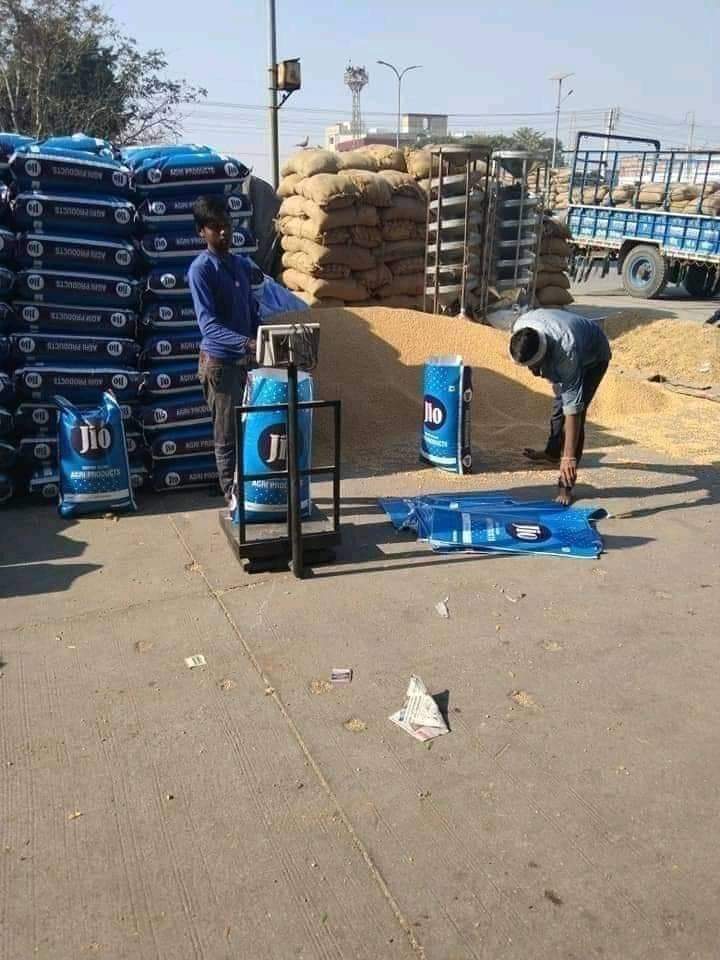 aapkadharm's tweet photo. कृषि कानून पहले बना या ये बैग???🤔

ये तस्वीर बहुत कुछ बया कर रही है 👇 https://t.co/SrLsJISqmE