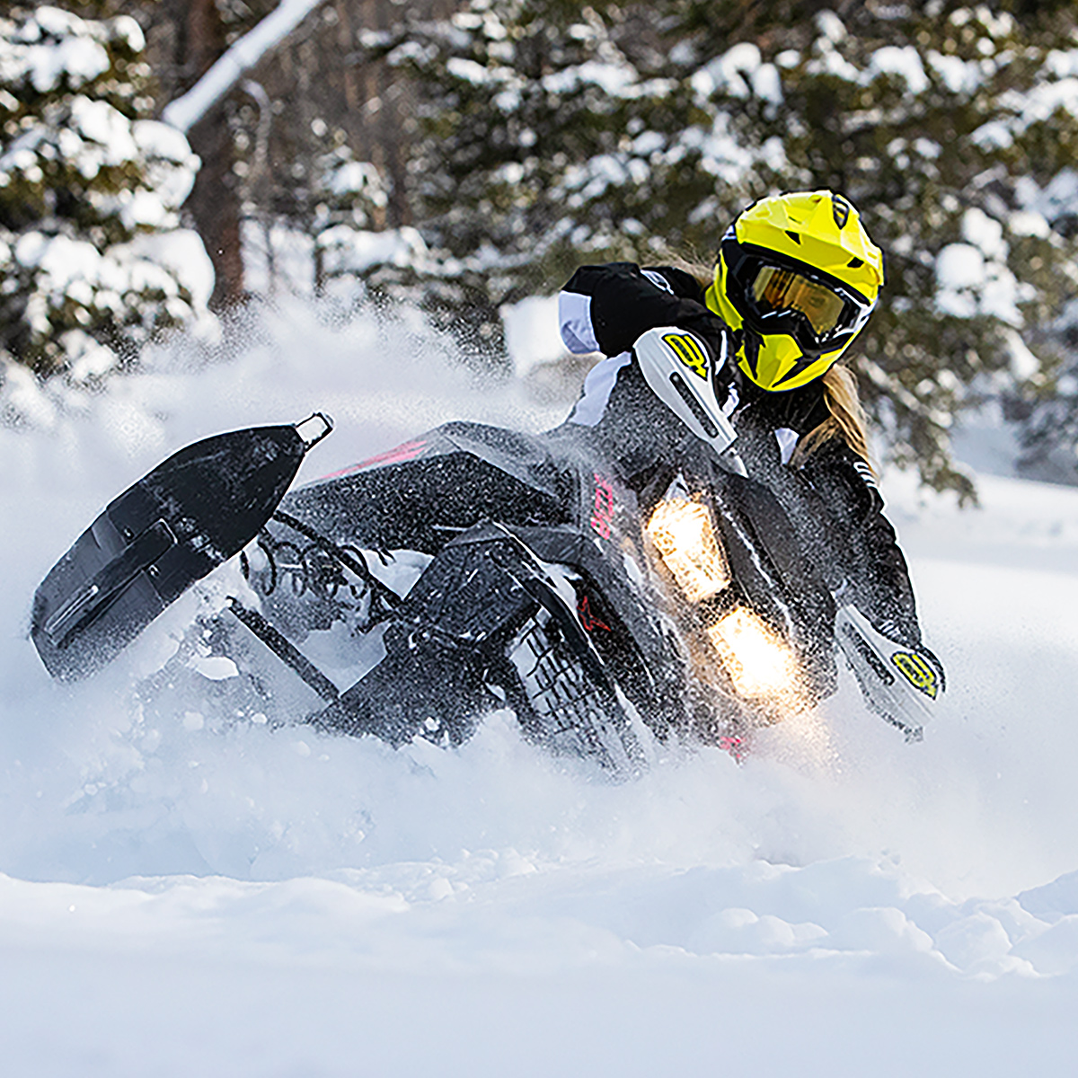 Carving that fresh powder! 
#RideZ1R  #wesupportthesport