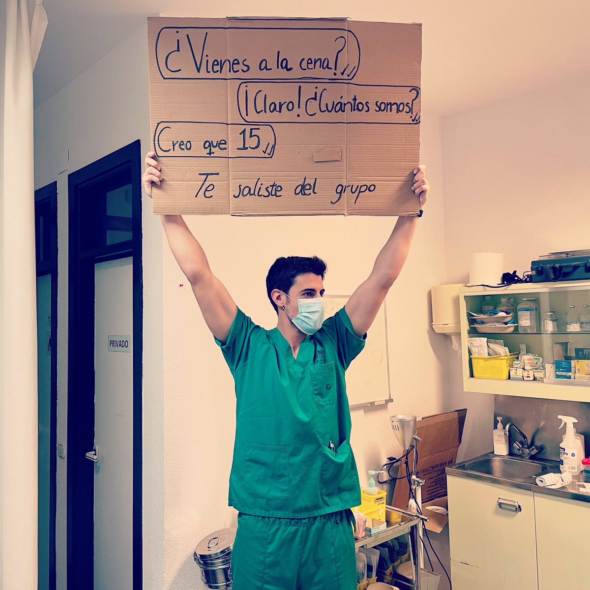 JuventudCanaria's tweet photo. ¿Conocen al joven médico que se hace viral en redes sociales con sus carteles? 🦠

@angelsvars comparte mensajes irónicos y críticos para recordarnos la necesidad de pasar unas Navidades seguras🎄😷. 

#DocWithSign 

👀👉 https://t.co/V5N6OkuilS https://t.co/yFgjhrybbV