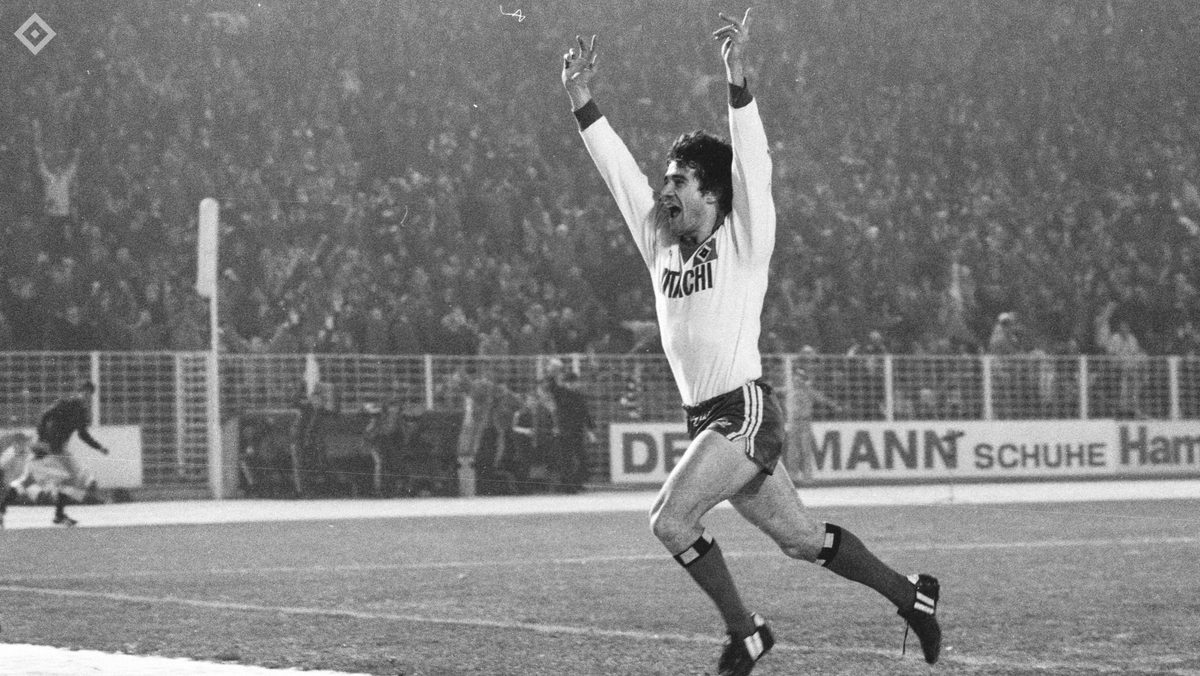 HSV_English's tweet photo. #OnThisDay in 1978 🔷

A Kevin Keegan hat-trick saw off @arminia_int at a snowy Volksparkstadion. The end of the season would see HSV crowned champions for the first time in 19 years and Keegan retaining the title 'European Footballer of the Year' 🥇

#nurderHSV https://t.co/sWgE8H03FD
