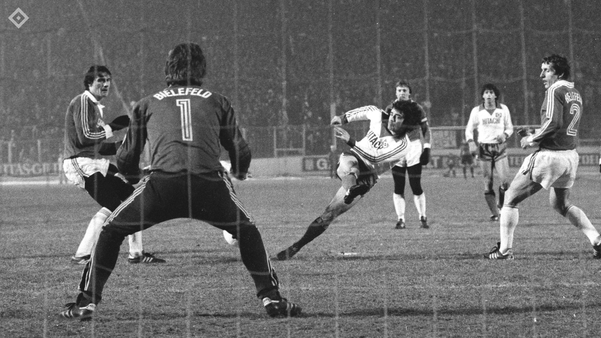 HSV_English's tweet photo. #OnThisDay in 1978 🔷

A Kevin Keegan hat-trick saw off @arminia_int at a snowy Volksparkstadion. The end of the season would see HSV crowned champions for the first time in 19 years and Keegan retaining the title 'European Footballer of the Year' 🥇

#nurderHSV https://t.co/sWgE8H03FD