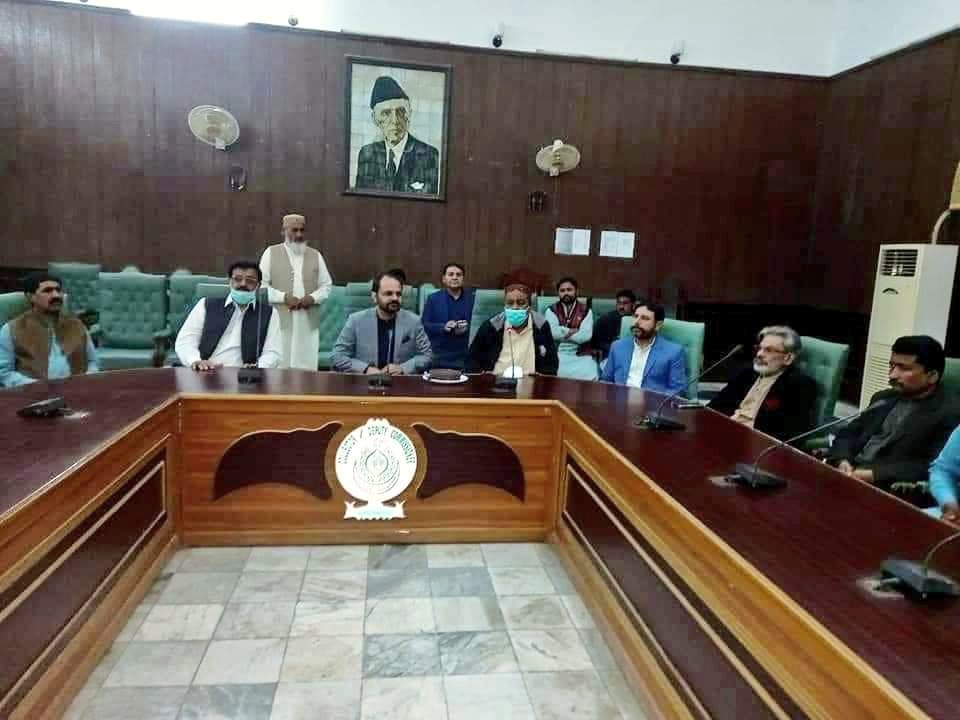 touseefdhamrah's tweet photo. District President PPP Shaheed Benazirabad Ali Akbar Jamali and District General Secretary Ghulam leghari and taluka President Qazi Ahmed Abdul Nabi Jamali called on Deputy Commissioner Shaheed Benazirabad Abrar Ahmad Jaffer and discussed important issues of Nawabshah. https://t.co/v2SPYXHwtU