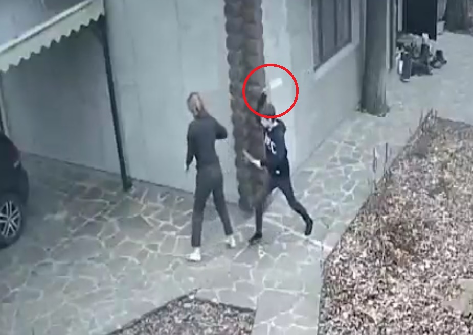 gbbbsjp's tweet photo. 【ウクライナ】１４歳の少年、叔母を刃物で切り付けた後、血のついた刃物を舐める - https://t.co/GMcXPrQdYu https://t.co/HsIgEbb4Rr