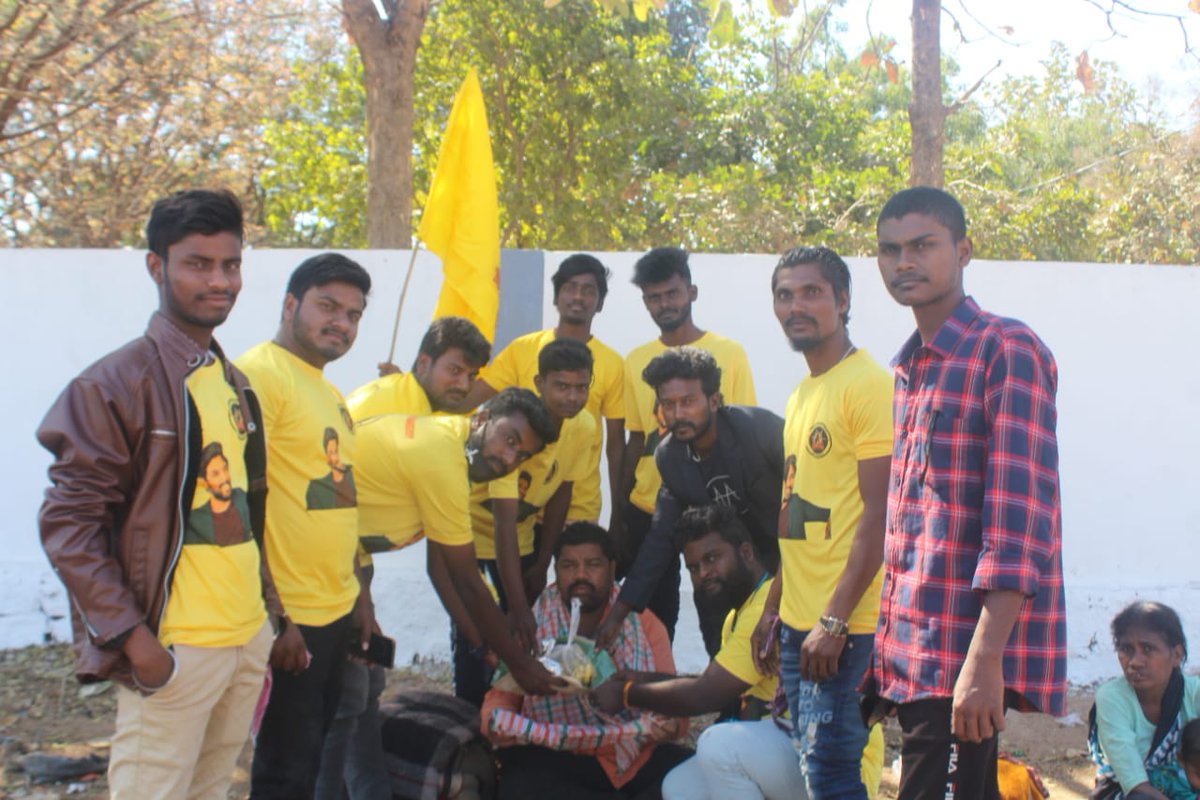 AlluArjun_Army's tweet photo. On the occasion of #4YearsOfAlluArjunArmy , Team Kamareddy distributed fruits and Vegetable rice packets to poor people.

@alluarjun #AlluArjunArmy https://t.co/93ii0w4TXz