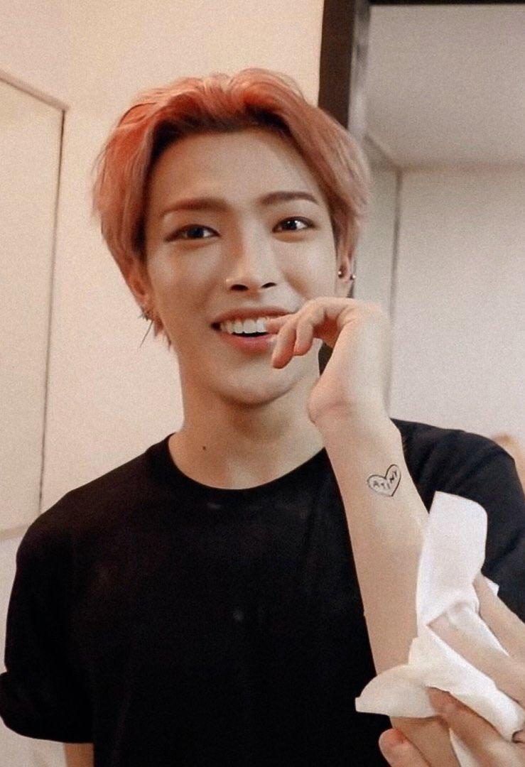 hongjoong's beautiful smile to make your day happy ; a thread ♡