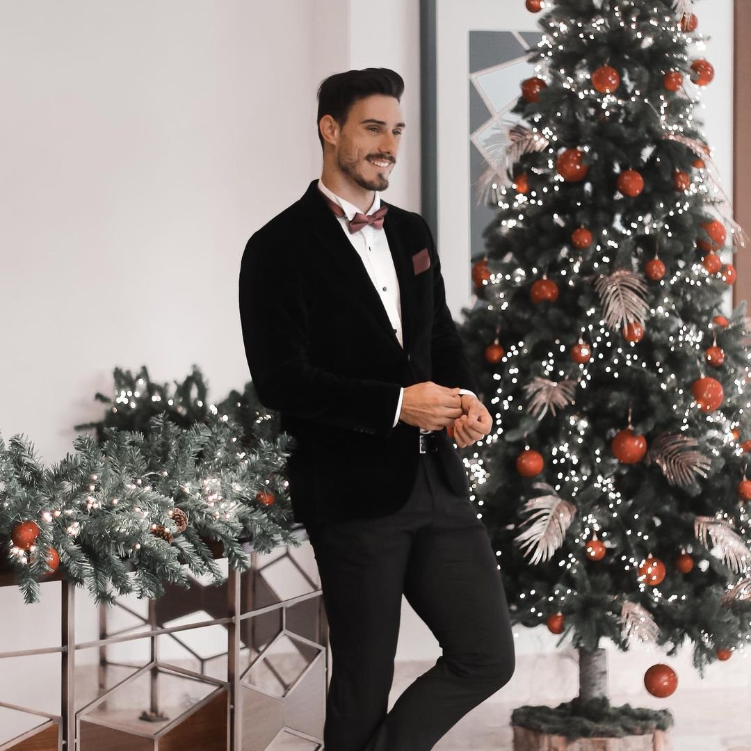 SuitsInc's tweet photo. This Christmas will be different but it is always possible to add the sparkle that is missing. Happy Holidays to everyone. π
@diogoalmeidacunha
#holidayseason #partywithstyle #menswear #mensfashion #fashion #style #model #photooftheday #ootd #mensclass #menwithclass #mensstyle https://t.co/O6YeMtFh5u
