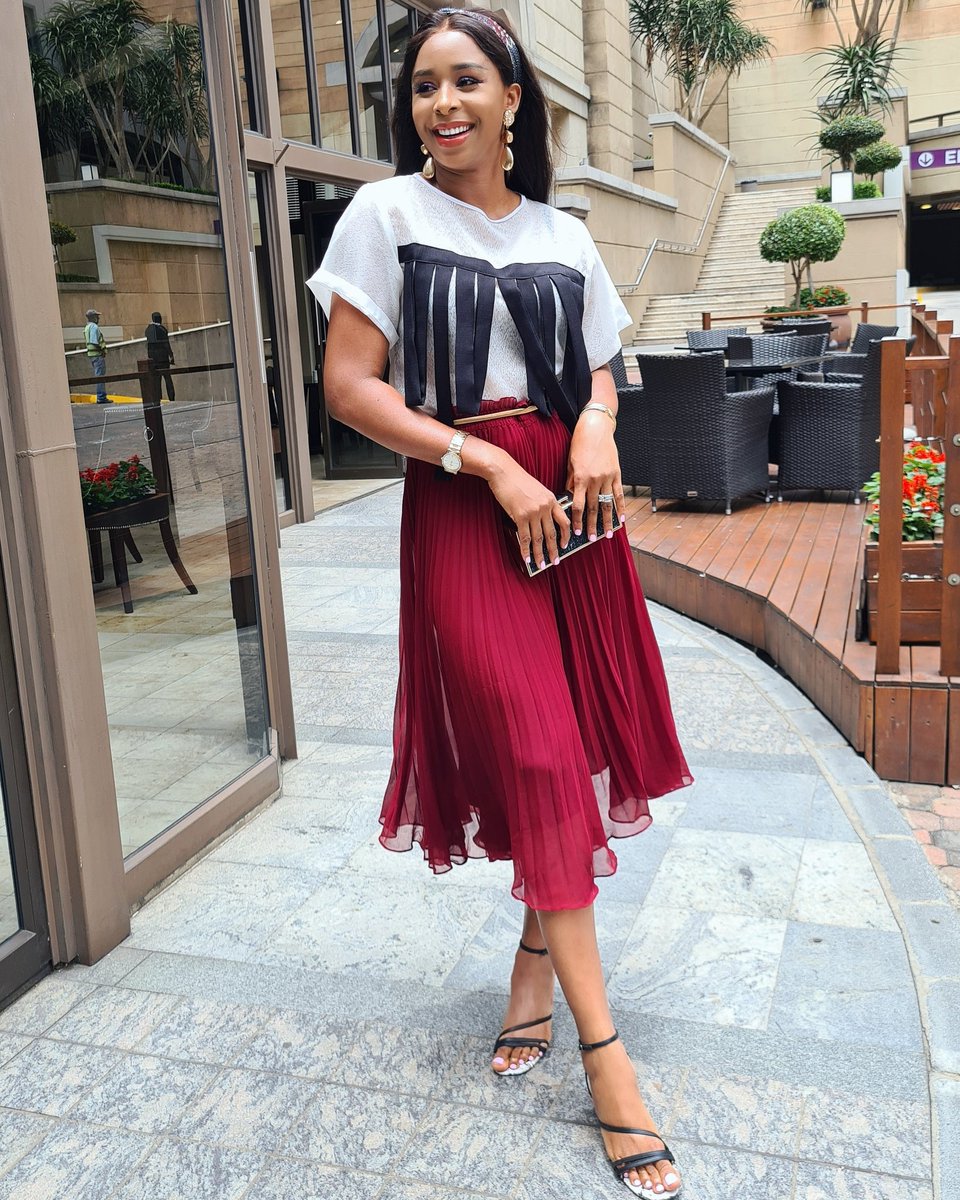 jidekaofficial's tweet photo. An outfit to woo the family this holiday 💛⭐
The Sarai top will definitely make it a Christmas to remember 🎄
#TheJIDEKADifference
#JIDEKAStyle https://t.co/miXVnzFnbk
