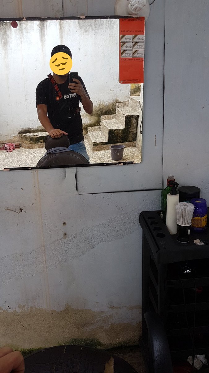 em quanto várias barbearias super lotadas, eu tô aqui na minha, sentado sem nenhum cabelo pra cortar 😓🤦🏽‍♂️

minha hora vai chegar, tenho fé!!! 🙌🏼