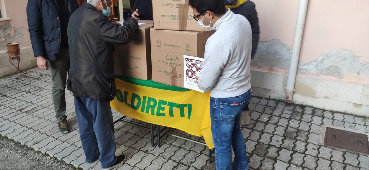 caritassr's tweet photo. Grazie a @coldirettisicil - sezione provinciale di #Siracusa che, nell’ambito dell’iniziativa “Coldiretti...la Forza amica del Paese - un aiuto a quegli italiani che soffrono” ha donato alla nostra #Caritas 10 pacchi viveri da distribuire a famiglie in condizione di difficoltà https://t.co/2BmCU9p0b5