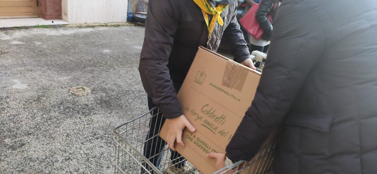 caritassr's tweet photo. Grazie a @coldirettisicil - sezione provinciale di #Siracusa che, nell’ambito dell’iniziativa “Coldiretti...la Forza amica del Paese - un aiuto a quegli italiani che soffrono” ha donato alla nostra #Caritas 10 pacchi viveri da distribuire a famiglie in condizione di difficoltà https://t.co/2BmCU9p0b5