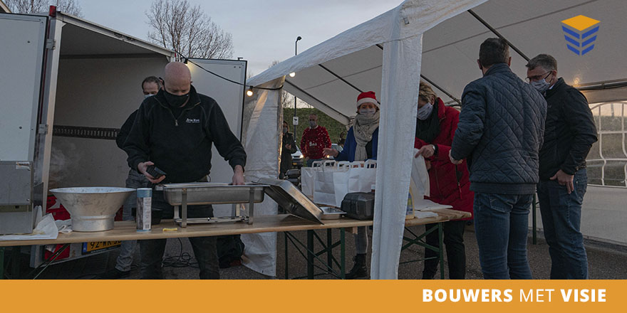 MW_Bouw's tweet photo. Geen kerstdiner, maar een drive-through. De collega’s werden voorzien van wat lekkers en er was een terugblik op de projecten van 2020. Ook vierden we een jubileum, dit keer van Wim, hij is 12,5 jaar bij ons in dienst. Wij wensen u hele fijne kerstdagen en een gelukkig 2021! https://t.co/SdLKxT4QNv