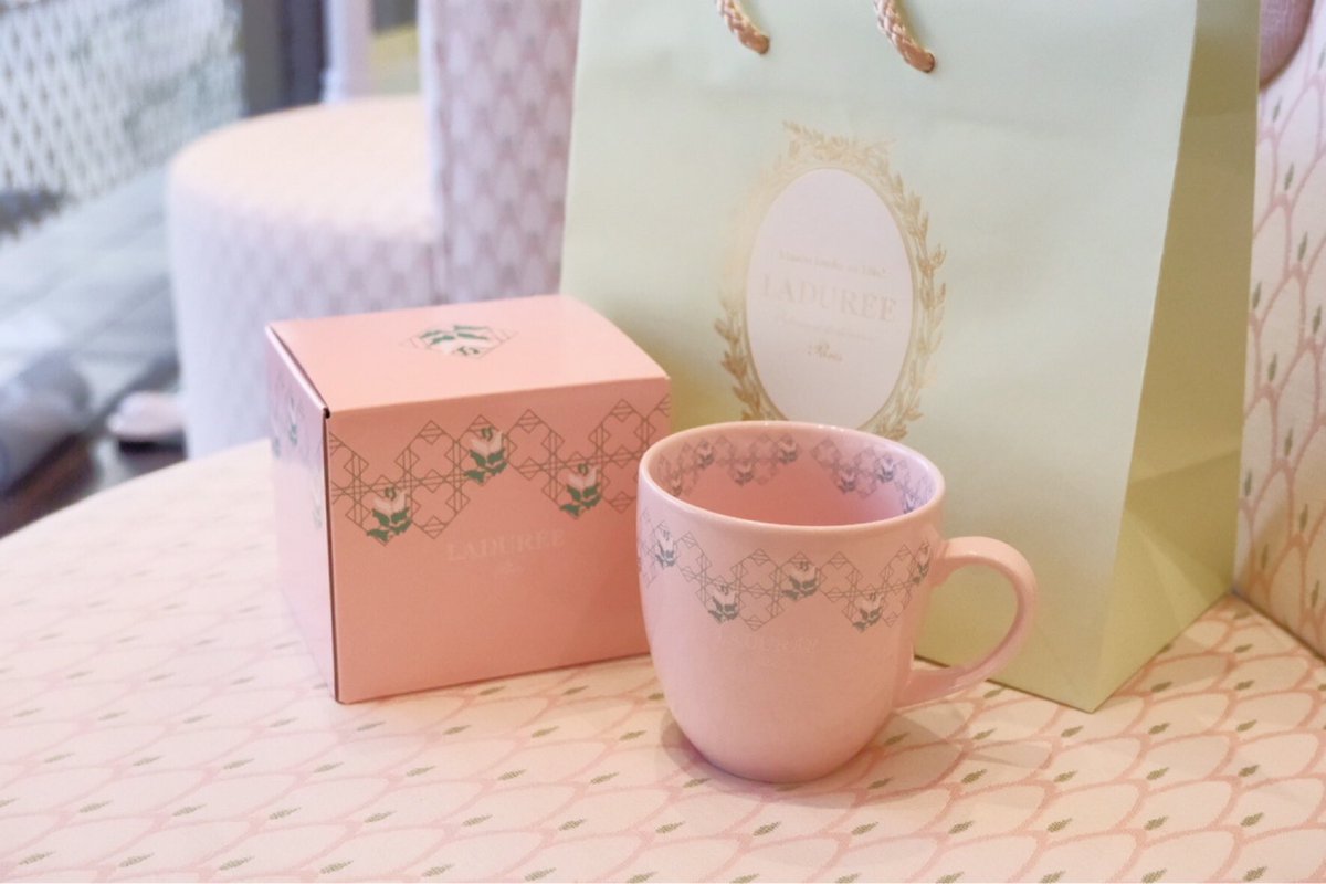 𝒕𝒆𝒎𝒂𝒓𝒊 V Twitter ラデュレ 渋谷松濤店 滑り込みで日本限定のクリスマスビュシェットを頂いてきました いちごとピスタチオが何層にもなっていて ムースリーヌやバタークリームが濃厚でとても美味しかったです ずっと気になっていたマグカップも購入できて