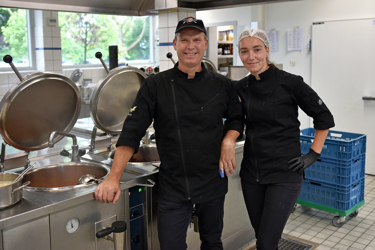 Even een applausje voor al het keukenpersoneel van Hof van Sliedrecht. Helaas geen gezamenlijk kerstdiner voor de bewoners dit jaar, maar ze krijgen wel een bijzondere maaltijd aan huis bezorgd. Voorbereidingen in volle gang!