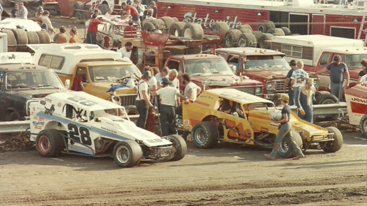 KRob112's tweet photo. The Mods of Tighe Scott #28 & Carl Van Horn #71e staged @OcfsRacing https://t.co/oyGogGGOkv