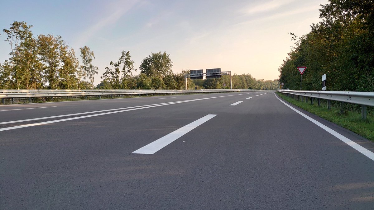I have no caption for this picture so i'm just going to drop this here. Without any cars even a highway can be more than photogenic. The road was closed anyways so why not taking the opportunity to take a nice picture? #Autobahn #Sonnenaufgang #Frühling #Highway #Sunrise #Spring