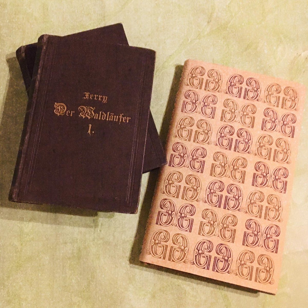 MichaelaCWeiss's tweet photo. Neue #Schätze vom #Trödelmarkt!✨
Schmökert ihr auch gern auf dem #Flohmarkt?

#altebücher #retro #DerWaldläufer #GabrielFerry #Bücher #lesen #Schmöker #vintage #antik #Buch #alteschrift #buchblog #kunstderweltklugheit #buchclub #buchcommunity #baltasargracian #sammler #sammlung https://t.co/zgeQxIsmqQ