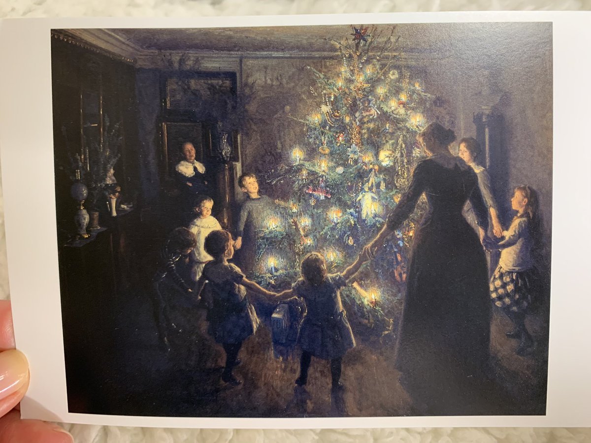 ヴィゴ・ヨハンスン「きよしこの夜」

今年のはじめ「ハマスホイとデンマーク絵画展」にて初見でした。展示されている中でも一際、デンマークの人々が愛するhygge/ヒュゲ(くつろいだ、心地よい雰囲気)に溢れているようで…その優しく幸せな情景は私に深く染み入り、零れた涙もまた温かでした🎄 https://t.co/LpjftTwlTi