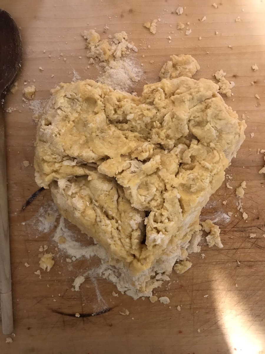 PavlaPlaminek's tweet photo. Miluji ruce v těstě a tak zásadně zadělávám ručně ❤️ #vanocka https://t.co/XZlFTVZ19y