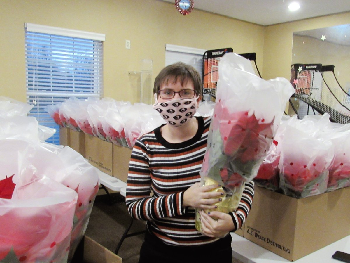 commlivmo's tweet image. Our Support Services for Adults had a great time prepping poinsettias for buyers!