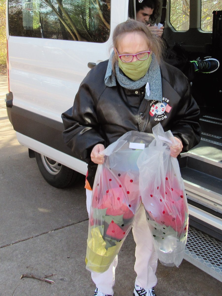 commlivmo's tweet image. Our Support Services for Adults had a great time prepping poinsettias for buyers!
