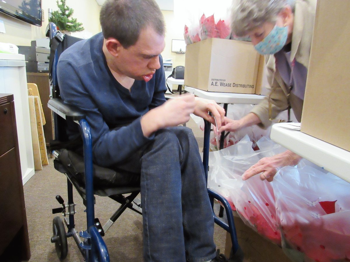 commlivmo's tweet image. Our Support Services for Adults had a great time prepping poinsettias for buyers!