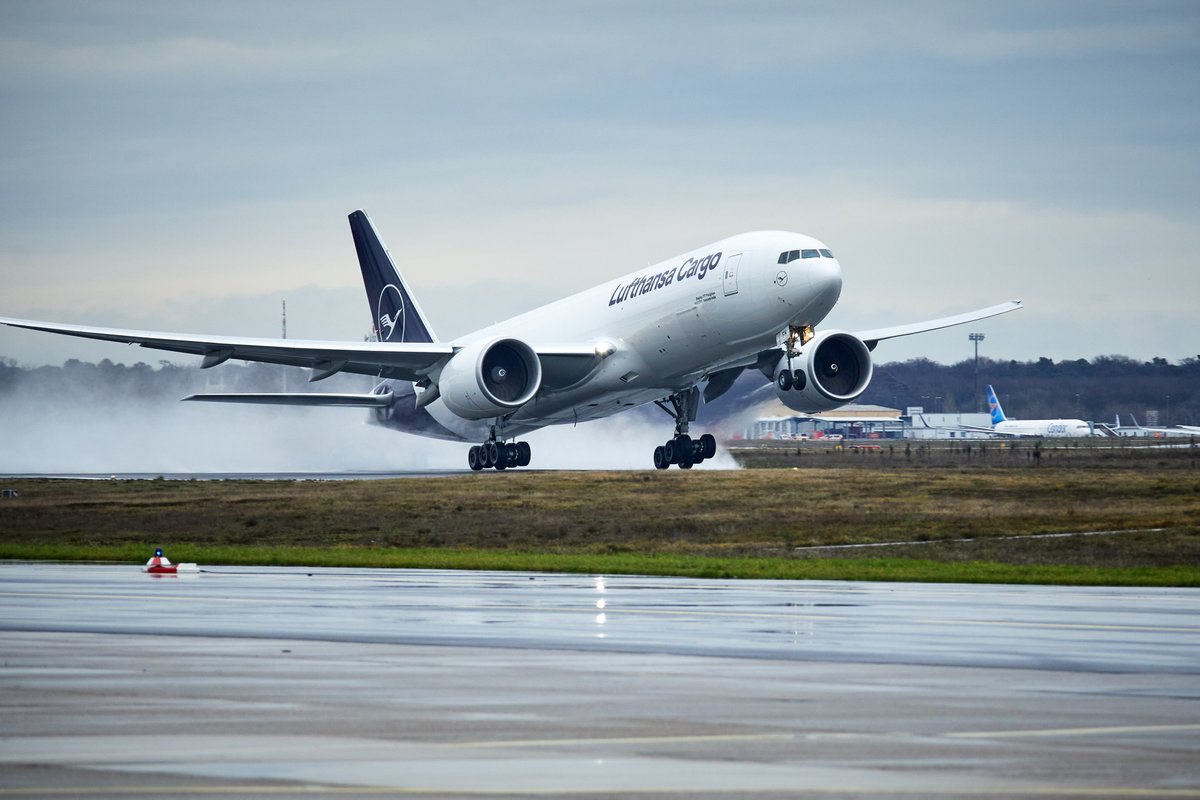 lufthansaNews's tweet photo. We are sending a @BoeingAirplanes B777 Freighter to Doncaster Sheffield @DSA_Airport. On board: 80 tons of fruits and vegetables. @Lufthansa_Cargo is currently examining whether additional special cargo flights can be offered during the next days. Watch #LH8352 on @flightradar24 https://t.co/mpvCQA7Mgz