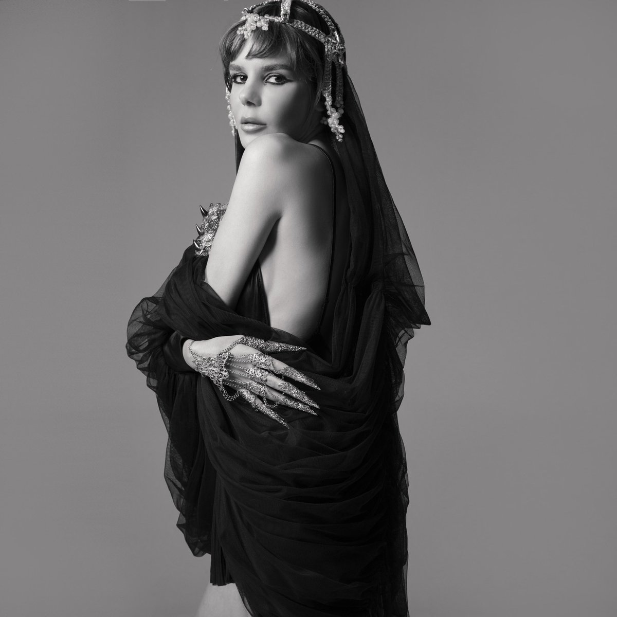 Remember the Batman series from the '60s with the scenes of everyone doing the twist & the "swim"? The title track off  @GayeSuAkyol's new EP "İsyan Manifesto" is a time machine to the swinging ;60s & Akyol our caped superhero rebelling against morality & sticking it to the man 