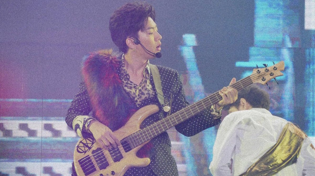 jumphobic's tweet photo. evergreen • offgun au

after the popular duo announced their breakup on their last concert, off continued his career as a soloist while gun suddenly vanished into thin air. 

four years later, gun was seen with a child that resembles his former partner... and chaos ensues. https://t.co/1j1Boppgst