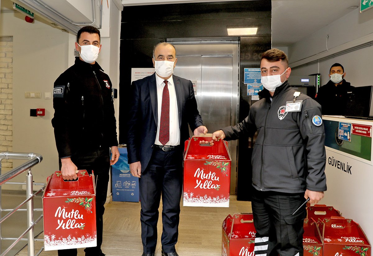 Tüm yıl boyunca özverili bir şekilde Mudanyalı hemşehrilerimiz için canını dişine takan çalışma arkadaşlarımızın yeni yılını kutladık ve hediyelerini verdik. Biz büyük bir aileyiz. Yeni yılda da Mudanyamız için yine umutla, aydınlık yarınlar için çalışmaya devam edeceğiz.