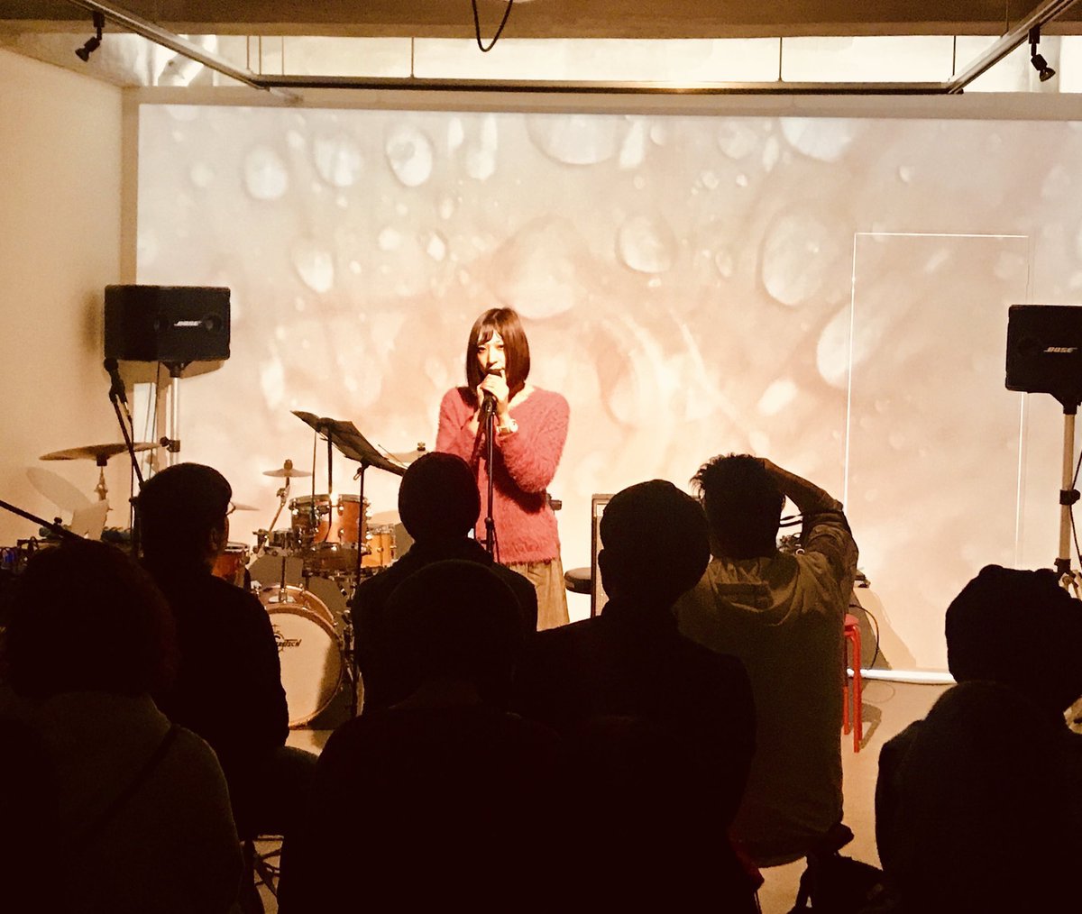 mikkunhugvilla's tweet photo. 12/26発売のDVDに収録されている当日の演奏風景の一部です♪

野中ノナさん、@yamauchikensuke ん、@Rericsapporo さん。

それぞれの曲のイメージに合わせて@aki_sergeant ちゃんがVJを担当してくれました。

とっても素敵なイベントをまとめたDVDとなっています✨✨ https://t.co/HTujC9gZjl