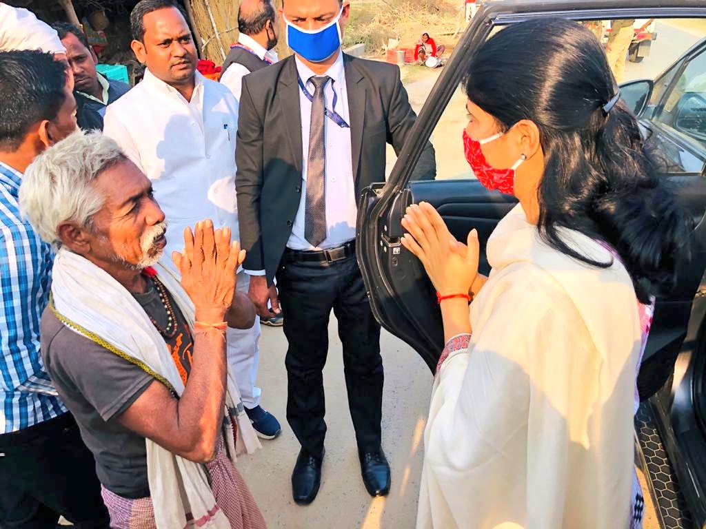 AnupriyaSPatel's tweet photo. आज मिर्जापुर भ्रमण के दौरान ग्राम भटौली में आप सभी द्वारा असीमित स्नेह पाकर अभिभूत हूँ। https://t.co/d1h4WO17Io