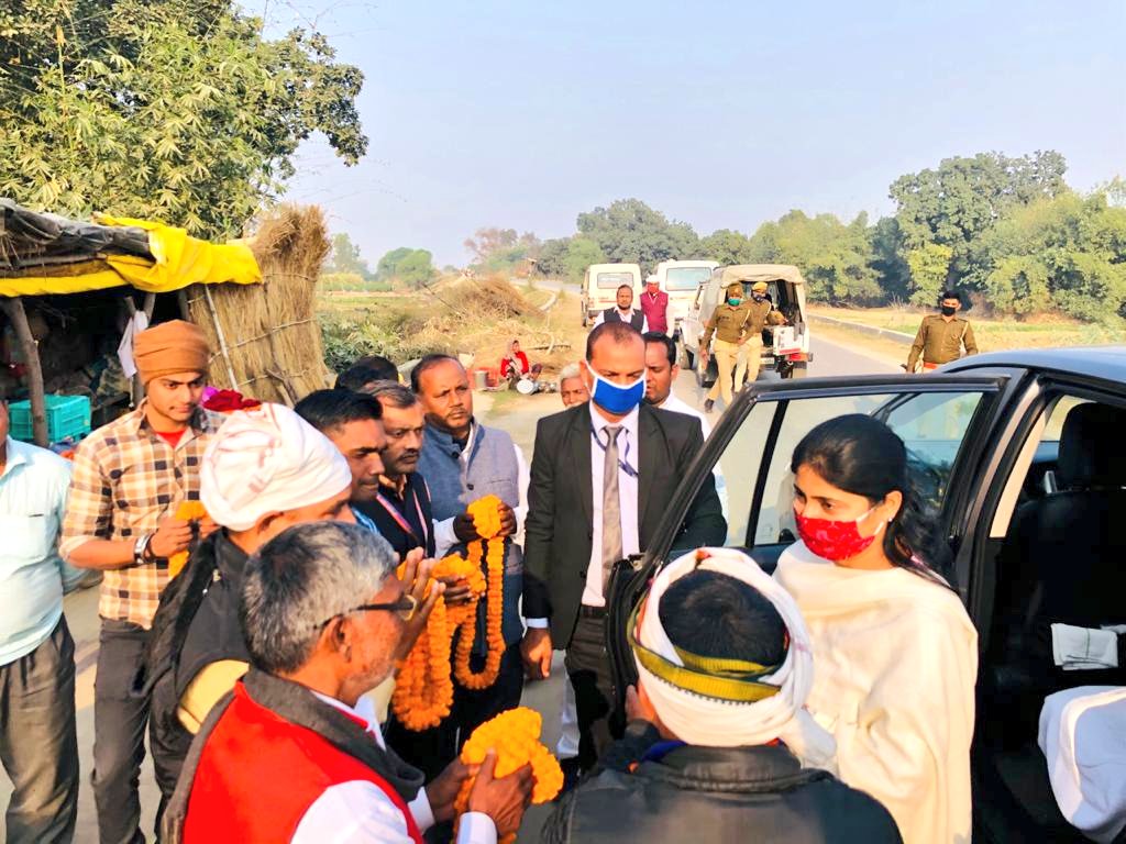 AnupriyaSPatel's tweet photo. आज मिर्जापुर भ्रमण के दौरान ग्राम भटौली में आप सभी द्वारा असीमित स्नेह पाकर अभिभूत हूँ। https://t.co/d1h4WO17Io