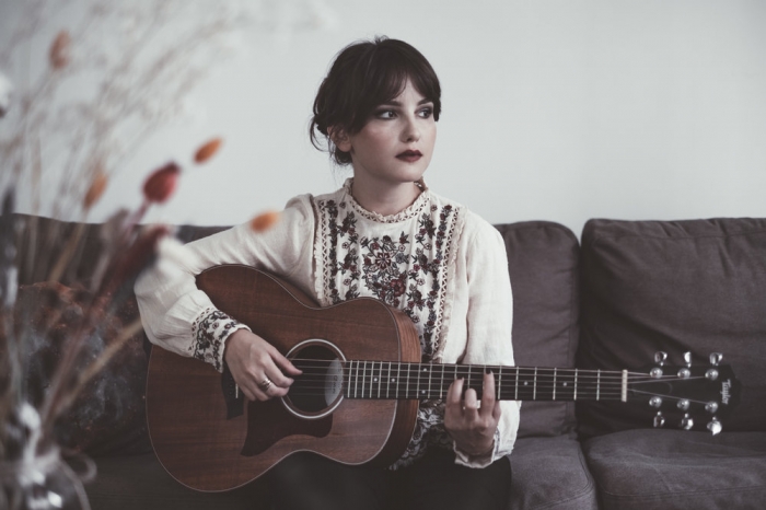 Singer-songwriter  @simgepinar has the sensibility of an acoustic Liz Phair or early Fiona Apple--a 90s girl w/ lots of feelings. Her songs are perfected suited to a movie soundtrack. Or else build your own: put on Güzel Şeyler from the window of a bus & watch the world flit by