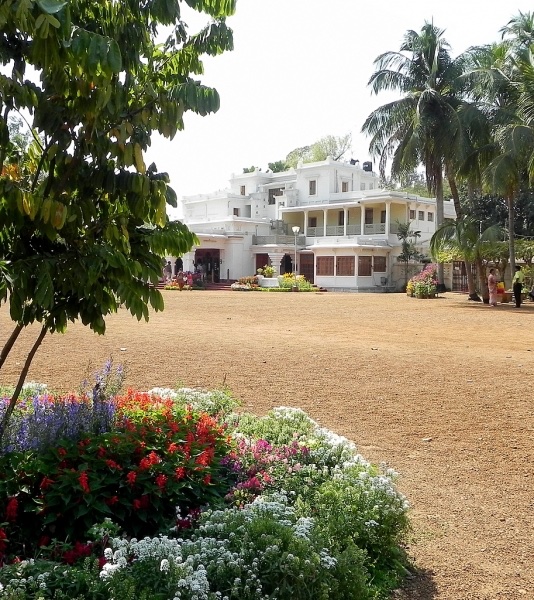 narendramodi's tweet photo. Looking forward to addressing the centenary celebrations of the iconic #VisvaBharati University, Shantiniketan, among our premium centres of learning which is closely associated with Gurudev Tagore. Do tune in tomorrow, 24th December at 11 AM. https://t.co/d4ZAcA9IUe