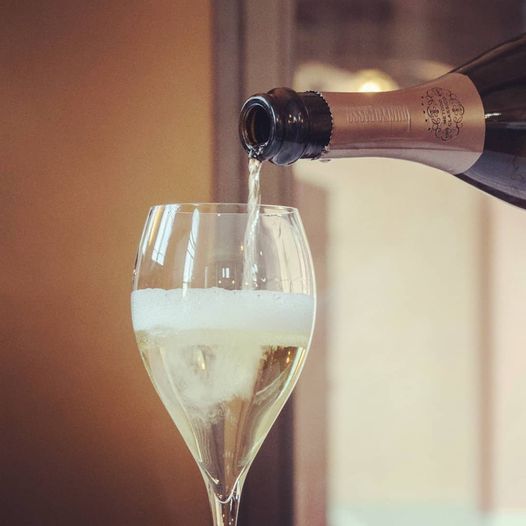 Quintopasso's tweet image. Alziamo i calici e brindiamo al Natale che arriva: auguri da tutti noi! 🥂🥂🥂 #quintopasso #metodoclassico #sorbara #christmastime