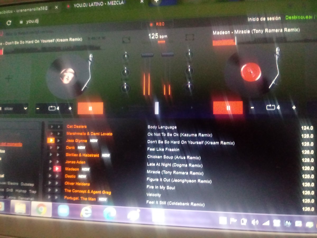 RescatistaA's tweet photo. Jugando un rato!
#DjCos 😂 https://t.co/TV4iYTWsPV