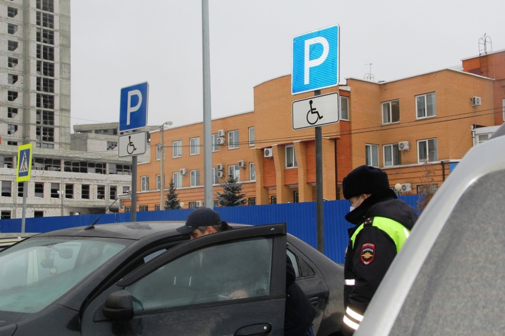 Сайт гибдд парковку. Парковка ГИБДД. Парковка для инвалидов около ТЦ. Стоянка ГИБДД Липецк. Место стоянки ДПС.