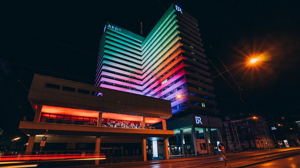 BR_Presse's tweet image. Die Lichtaktion von @puls_br erleuchtet jeden Tag bis zum 6. Januar das BR-Funkhaus in München. Gezeigt werden im Rahmen der Initiative &quot;Support your local ...&quot; Projektionen des Münchner Lichtkünstlers Matthias Singer. 
► br.de/presse/inhalt/…