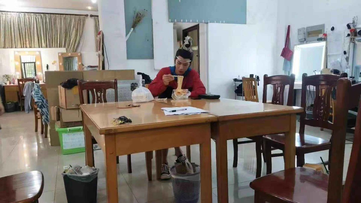 LANERGONGZl's tweet photo. okay but this is full on modern AU  wangxian hanging out in their home https://t.co/qPJDEb3Saf