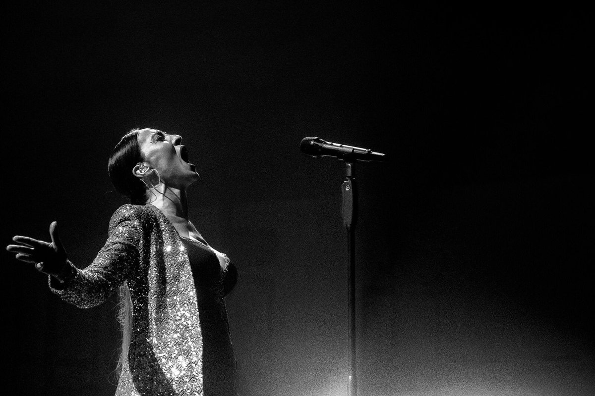 «Una ópera comienza mucho antes de que el telón se levante y termina mucho después de bajarse. Empieza en mi imaginación, se convierte en mi vida, y se mantiene parte de mi vida mucho después de volver a casa». MARÍA CALLAS

#PuroMinage 🦋🦋