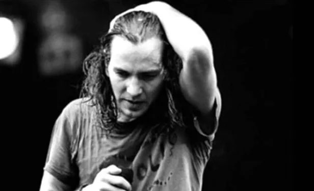 Happy 56th birthday Eddie Vedder on this Xmas EV. 