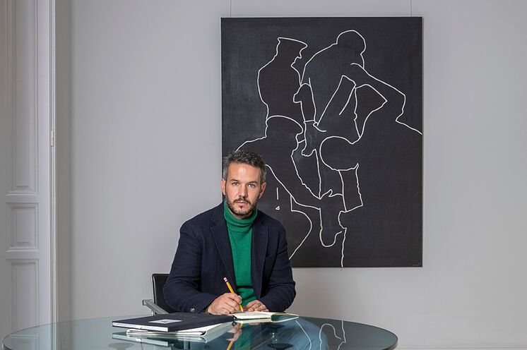 El curador de arte Alejandro de Villota delante de 'El Cacheo', de Rafael Canogar, la pieza angular de su exposición 'Castigo'.