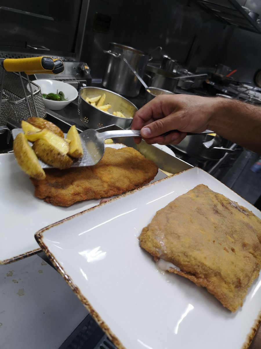 Las patatas son la guarnición más tipica del mundo y es que, a parte de ser deliciosas combinan con todo. Lo más importante es lavar bien las patatas y cocer enteras con la piel durante 10 min, escurrir y secar con papel de cocina.  #Manolo1934