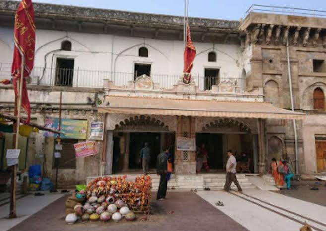@dhiroalta The Bhadrakali Mandir is a temple built by the Maratha after their conquest of Ahmedabad from the Mughals. Originally a mosque, it's now a Hindu temple.
Nagar devi of Ahmedabad Gujarat