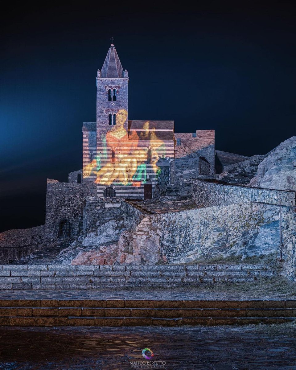lamialiguria's tweet image. ✨Luci e proiezioni illuminano Portovenere in questa serata delle festività ✨ Ci auguriamo di riuscire a portarvi la bellezza della Liguria e di farvi sentire la magica atmosfera che avvolge questi luoghi meravigliosi ❤
#LamiaLiguria 
Foto via Instagram 📷 matteobertettoph