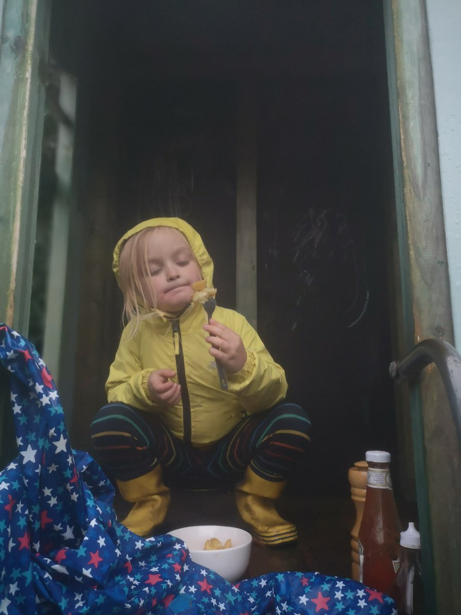 Running2staysa1's tweet photo. Loving the service & coping with good old British weather. #covidlife #chipsintherain #wehavetolaugh #makingmemories https://t.co/da1P8NvvDT