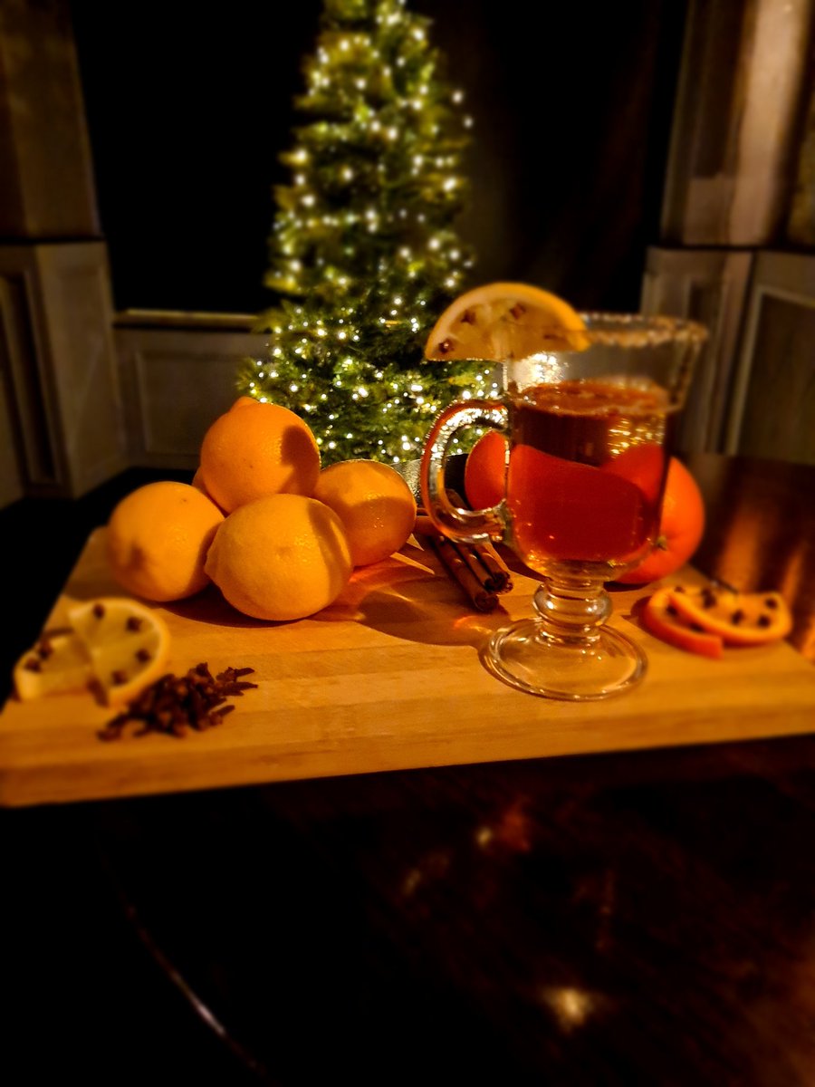 When life gives you lemons make....#hotwhiskey!! Or #hotport #baileyscoffee #irishcoffee!! We're open today and tomorrow til 6!🎅🎅