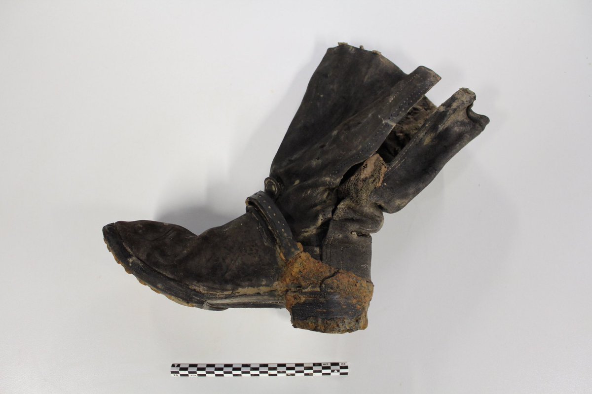 2/ It started with a boot, sticking out of a rectangular feature that turned out to be an early field grave with 7 German soldiers from RIR nr. 209, making it very likely that they were killed in Oct. 1914, almost exactly 100 yrs before they were found. #FWW  #Archaeology