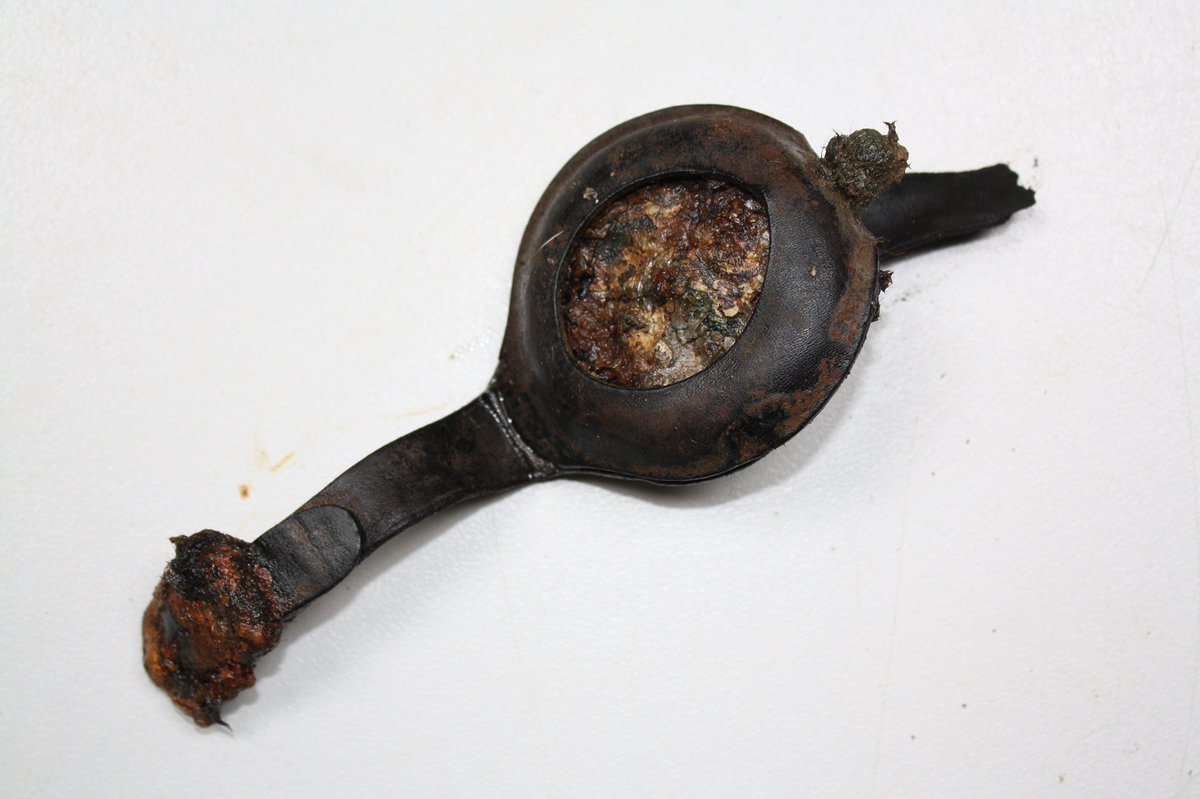 3/ On the other side of the Ieper-Diksmuide road, an area was selected for excavation because of  #FWW and  #Roman features. During the dig remains were uncovered on the edge of a bomb crater. Closer examination lead to discovery of 5 more German soldiers, piled up in the crater